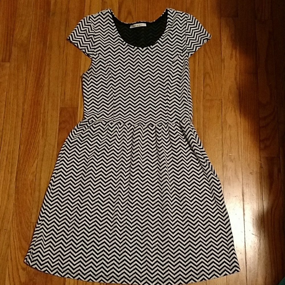 🛍️ Black & White Chevron Dress